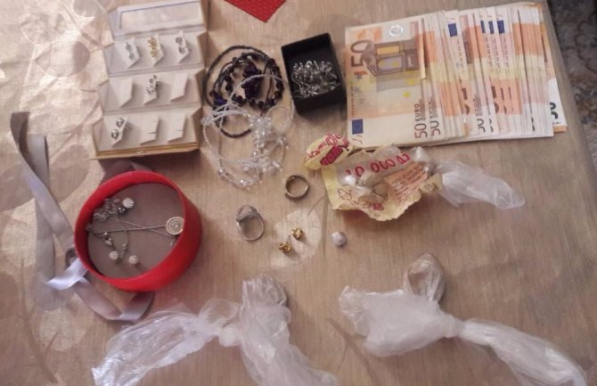 Pretresom kuće Beranca pronađen heroin, vaga za mjerenje, preko 1 000 eura, nakit