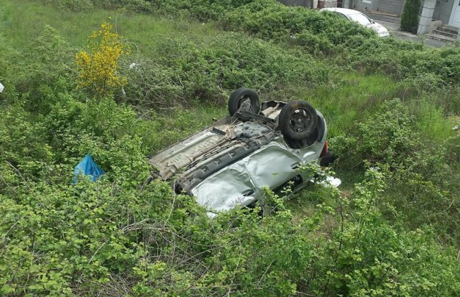 Vozilo završilo na krovu, dvije osobe povrijeđene