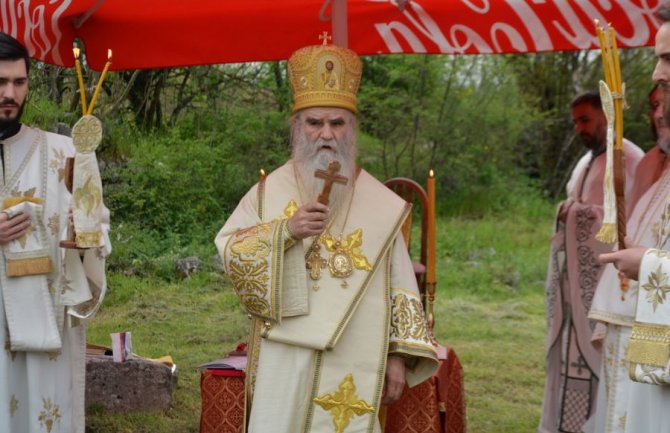 Amfilohije odlikovao roditelje sedmoro djece:  Bolje da vlast daje narodne pare majkama, nego NATOu