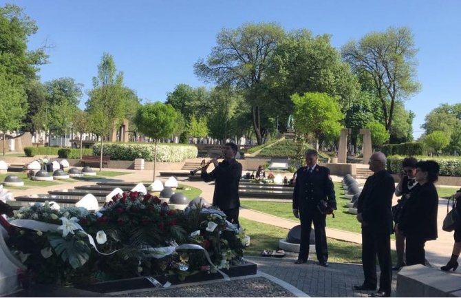 Scena na sahrani Božidara Bokija Miloševića nikoga ne može ostaviti ravnodušnim (FOTO) (VIDEO)