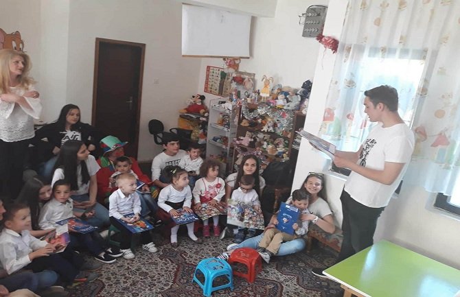 Rožajski gimnazijalci mališanima čitali bajke i poklanjali knjige