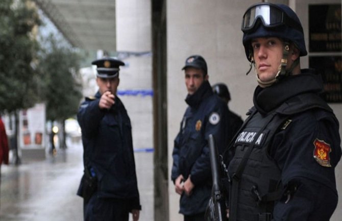 Evo kako će kazniti policajca koji je mobilnim telefonom gađao koleginicu