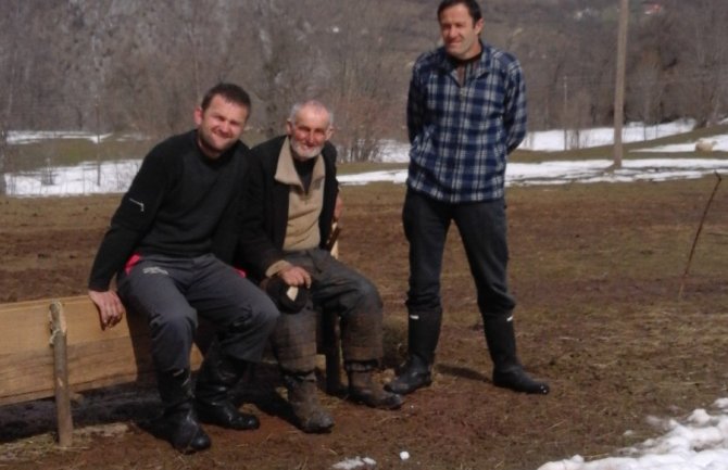 Milun u 80toj ore, kopa i kosi: Svi moji vršnjaci koji su otišli u grad su pomrli