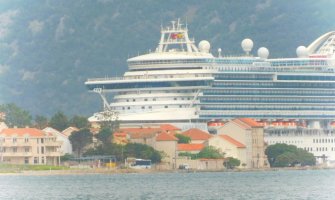 Luka Kotor: Jak vjetar odnio megakruzer, prošla opasnost, neće udariti u obalu (VIDEO)