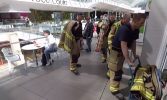 Muškarac se zaglavio u zidu ženskog toaleta, potom pronađen mrtav (VIDEO)