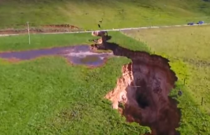 Novi Zeland: Rupa velika kao šestospratna zgrada se otvorila u zemlji (VIDEO)
