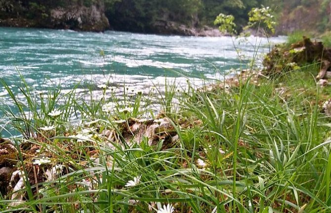 Promjenljivo oblačno sa sunčanim intervalima, pljuskovi mjestimično popodne