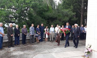 Polaganjem cvijeća na spomenik Bezmetković u Herceg Novom obilježen Dan pobjede