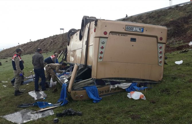 Prevrnuo se autobus, četvoro mrtvih, 22 povrijeđenih (FOTO)