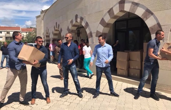 DPS Bar porodicama u stanju socijalne potrebe uručio 140 paketa namirnica 