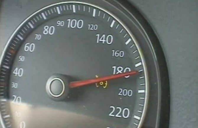 Ostao bez vozačke i 500 eura: Ulcinjanin u istom danu vozio 180 i 185 km/h gdje je ograničenje 70!