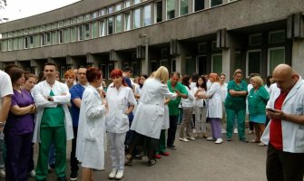 Protest ljekara ispred KCCG: Greška medicinske sestre nije bila namjerna, hvala roditeljima