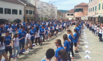 Na glavnom trgu 200 hercegnovskih maturanata plesalo sa Evropom