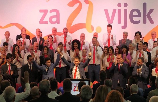 Za 21. vijek: Fijasko DPS-a najbolje reprezentuje broj ljudi na njihovom skupu na Skalinama