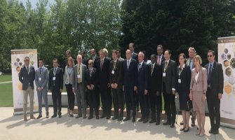 Simović: Da slavimo i štitimo pčelu