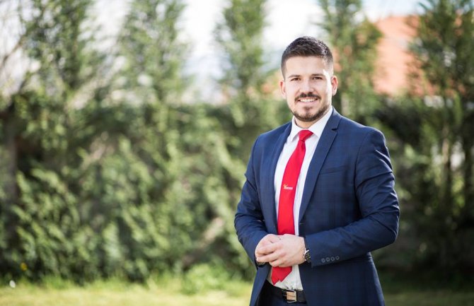 Popović: Divanoviću, mlad si po godinama, a voliš ropstvo i boriš se za njega