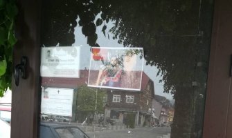 DCG: Plakat uvredljivog sadržaja po Martinovića izložen na mjestu predviđenom za čitulje