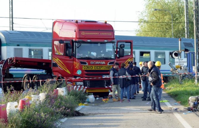 Kamion se sudario s vozom, dvije osobe poginule, 18 povrijeđeno