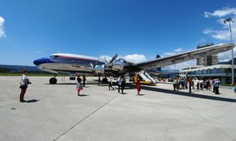 Titov „daglas“ sletio na tivatski aerodrom