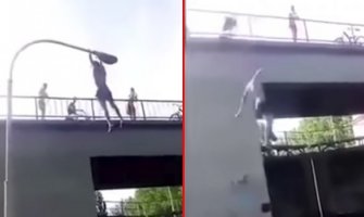 Dječak htio da skoči sa bandere u kanal pa pao na beton, teško povrijeđen (VIDEO)