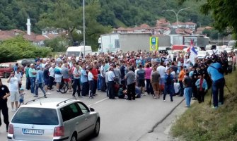 Malinari iz Prijepolja blokirali put ka Crnoj Gori, intervenisala policija (VIDEO)