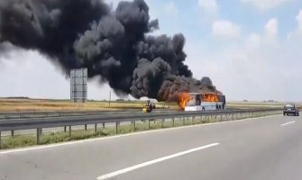 Zapalio se autobus na auto-putu, nema povrijeđenih (VIDEO)