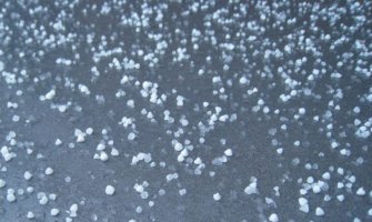 Grad zabijelio Kolašin, kiša i pljuskovi i sjutra (VIDEO)