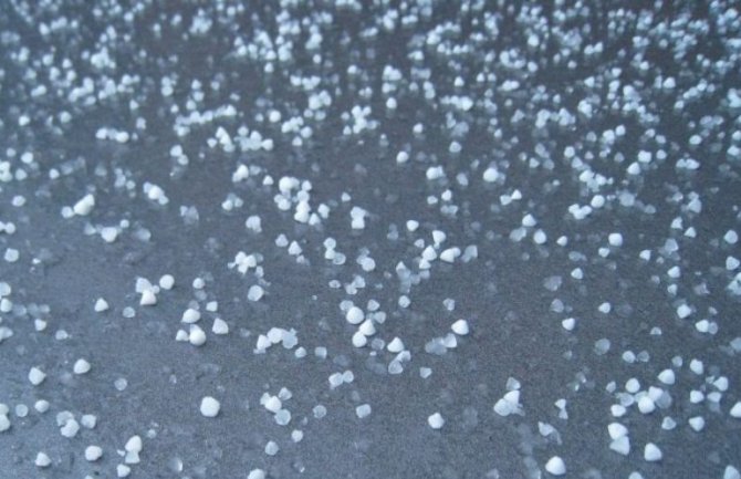 Grad zabijelio Kolašin, kiša i pljuskovi i sjutra (VIDEO)