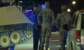 Policijska potjera auto-putem za oklopnim vojnim transporterom