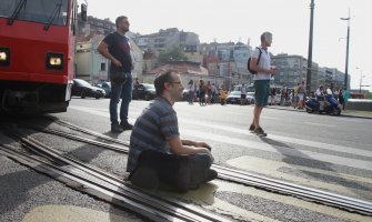 Blokada saobraćaja zbog visoke cijene goriva: Ovdje je sve skupo, samo su plate niske (FOTO)