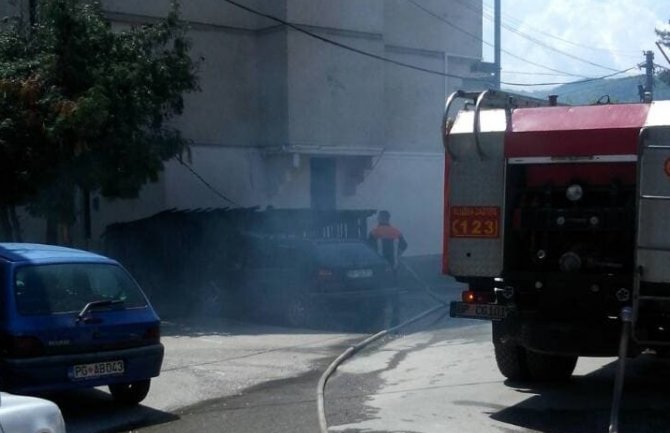 Požar u Nikoljcu, vatra zahvatila pomoćne objekte i automobilFOTO)