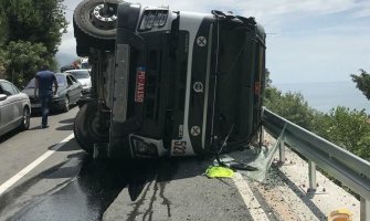 Budva: Prevrnuo se kamion, povrijeđena jedna osoba