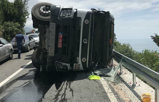 Budva: Prevrnuo se kamion, povrijeđena jedna osoba