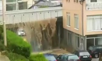 Nevrijeme u Rožajama: Kiša napravila ogromne vodene bujice,saobraćaj otežan(VIDEO)