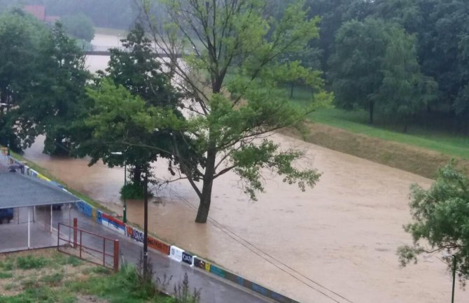 Vanredna situacija u Petrovcu na Mlavi, pukla brana na rijeci(VIDEO)