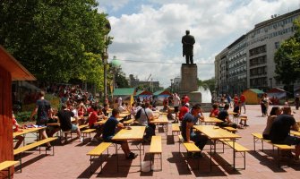 U centru Beograda navijači bodre fudbalsku reprezentaciju Srbije