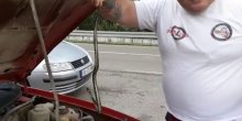 Zmija izvirila iz haube automobila tokom vožnje (VIDEO)