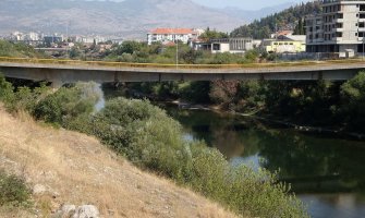 Skočio sa Krivog mosta u Moraču, tražile ga policijske patrole, a on isplivao i vratio se kući