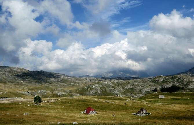 Mladi bračni par živi na Sinjajevini bez struje, vode i signala za telefon
