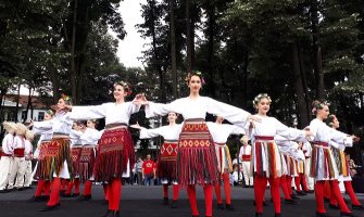 Veselo nedeljno popodne u Bijelom Polju: Folkloraši zaigrali na trgu (FOTO/VIDEO)