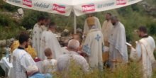 Amfilohije služio liturgiju na Svaču, Albanci pokušali da ga spriječe (Video)