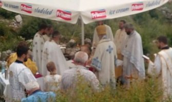 Amfilohije služio liturgiju na Svaču, Albanci pokušali da ga spriječe (Video)