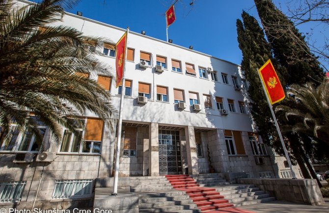 Poslanici u maju radili ukupno šest sati