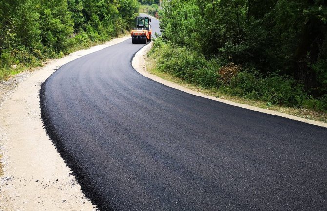 Počelo asfaltiranje lokalnog puta kroz Tijesni klanac (FOTO)