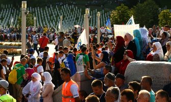 Više od 600 osoba odaje počast srebreničkim žrtvama (Foto)