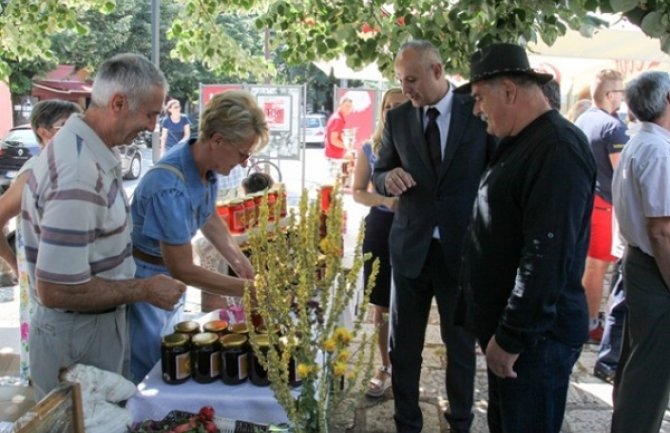 Cetinje:Održana manifestacija „Miris lipa i meda“