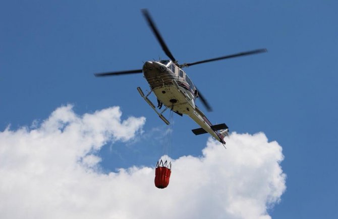 Usavršili gašenje požara upotrebom vedra za nošenje vode(FOTO)