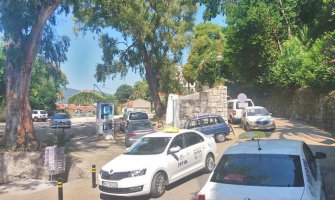 Parking na Škveru još nije otvoren, stvara se saobraćajni kolaps