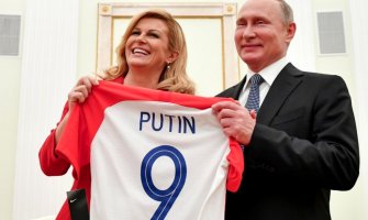 Hrvatska predsjednica poklonila dres Putinu