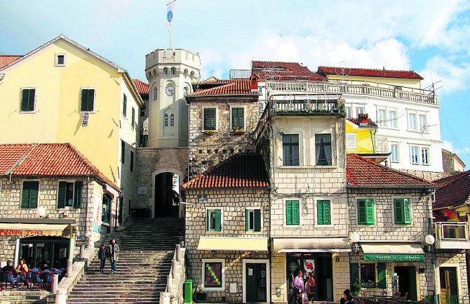 Lokali i plaže spremni, nedostatak radne snage problem